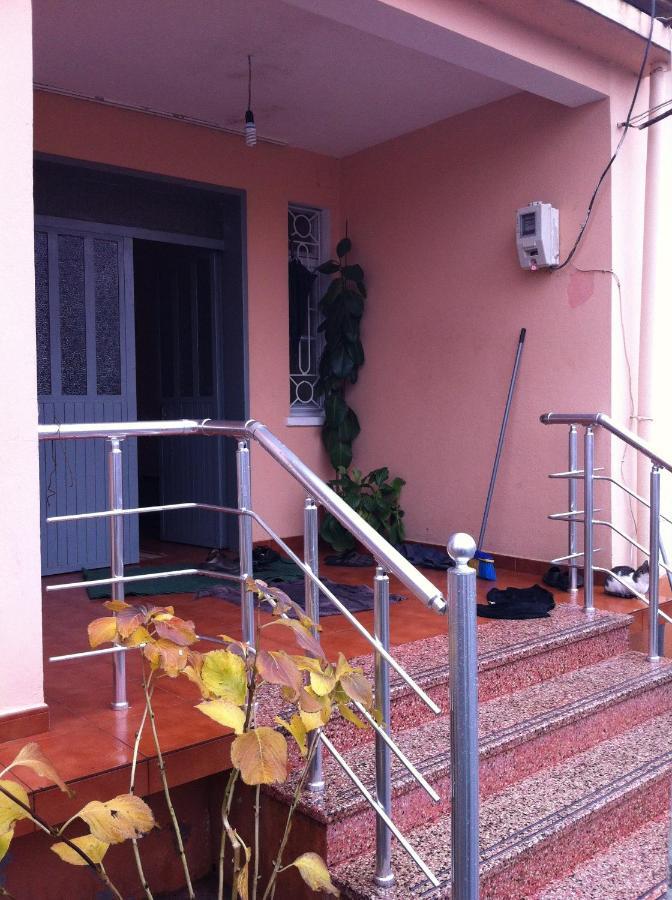Florians GuesthouseShkodër エクステリア 写真